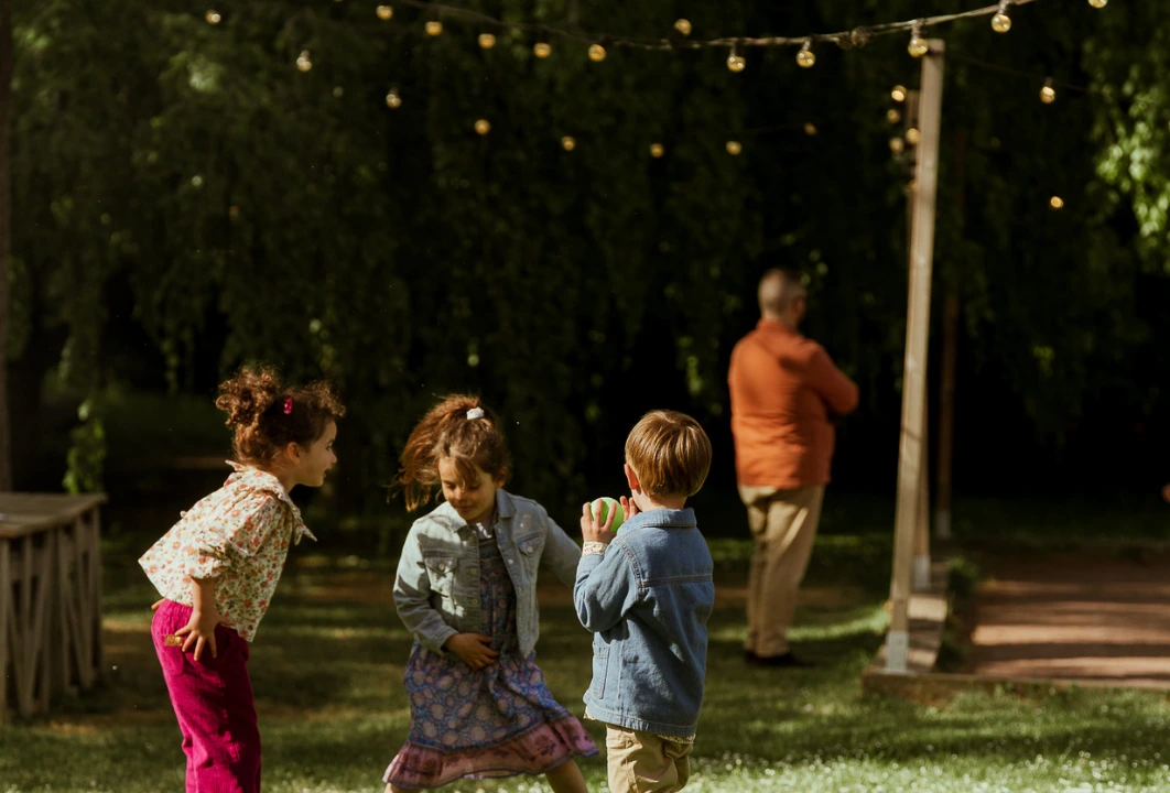 Children are playing in the garden