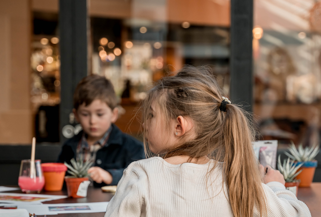 Des enfants participent à un telier peinture