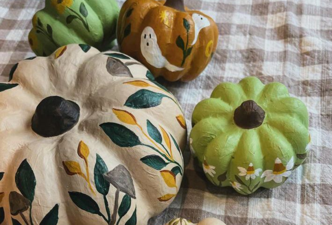 Décorer un objet en argile aux couleurs de l'automne et repartir avec une création unique, faite de ses mains.
