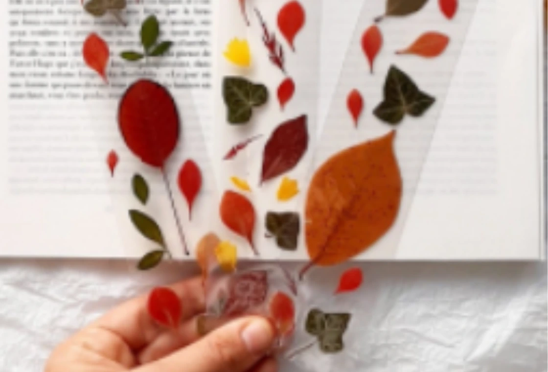 Fabriquer un joli marque-page façon herbier pour glisser un bout d’automne dans ses meilleures lectures de la saison.