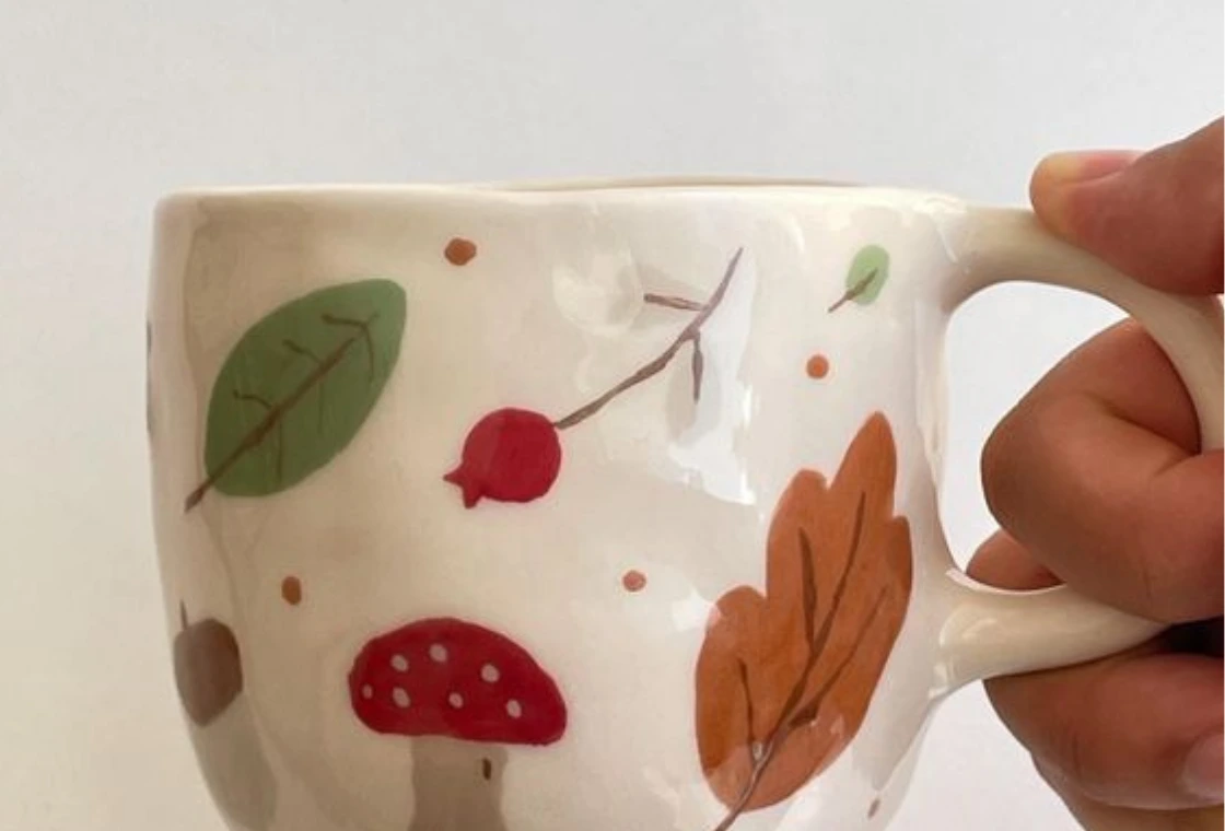 Personnaliser son propre mug avant d’apprendre à préparer une boisson chaude de saison (Pumpkin Spice Latte, chocolat chaud ou autre recette gourmande)