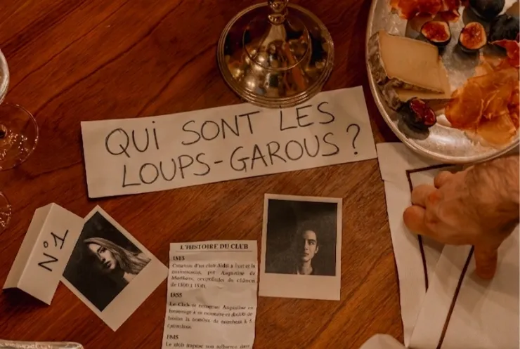 Des indices sur des bouts de papiers sont posés sur une table
