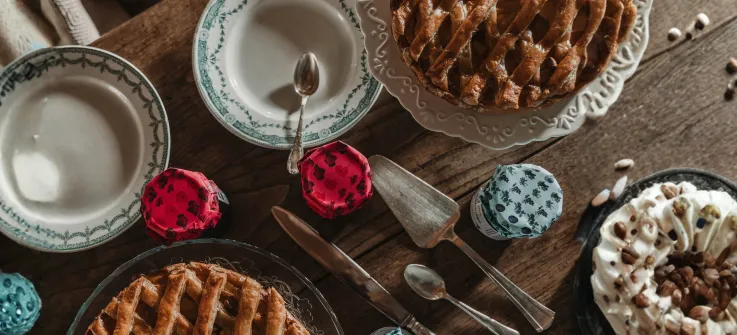 Une table de brunch avec de belles tarte
