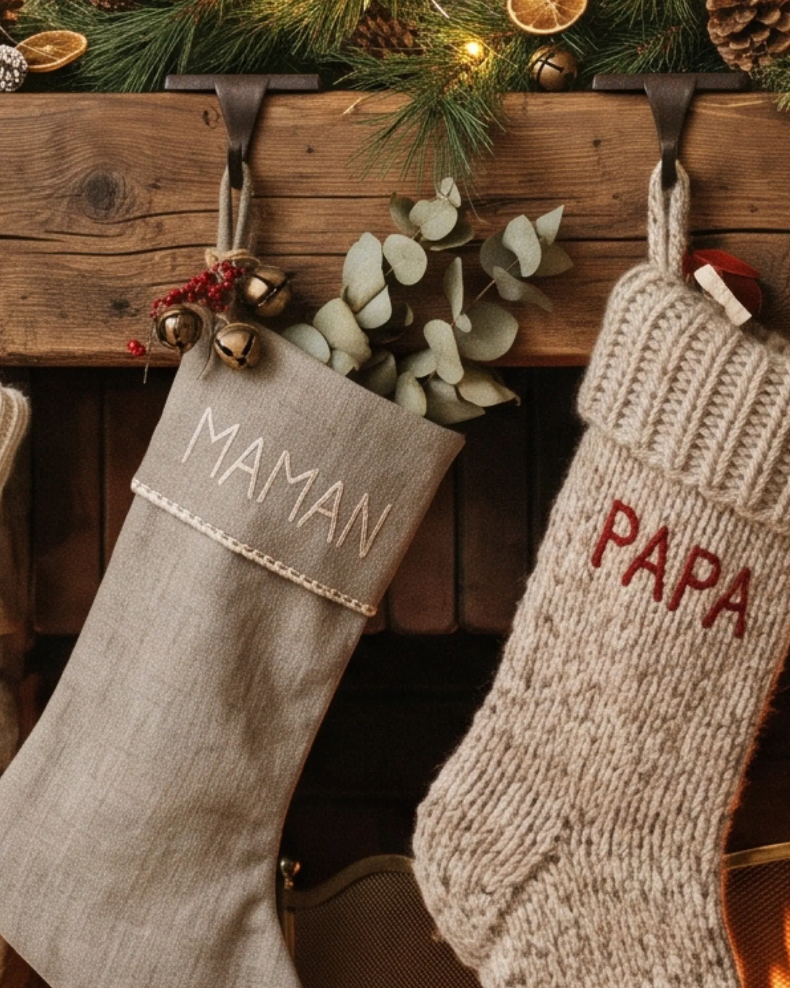 deux chaussettes de Nol dand des ton lin son accrochées à une cheminée