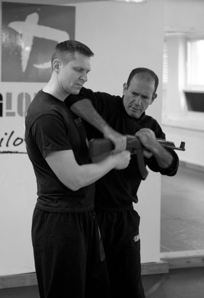 Krav Maga lærer deg ikke bare selvforsvar mot vanlige trusler; du lærer også forsvar mot våpentrusler og angrep også.