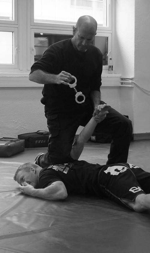 Krav Maga og selvforsvar er også relevant for politi, militæret og sikkerhetsbransjen. Våre instruktører i Oslo har fordypning bl.a. innen Law Enforcement.