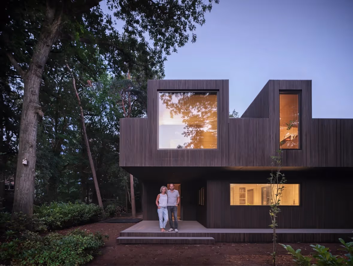 Bart en zijn vrouw voor hun huis