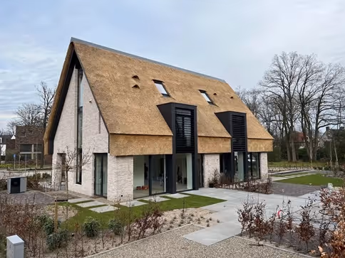 woning met rieten dak