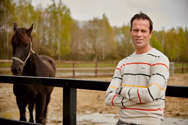 Bas Nijhuis bij zijn paarden
