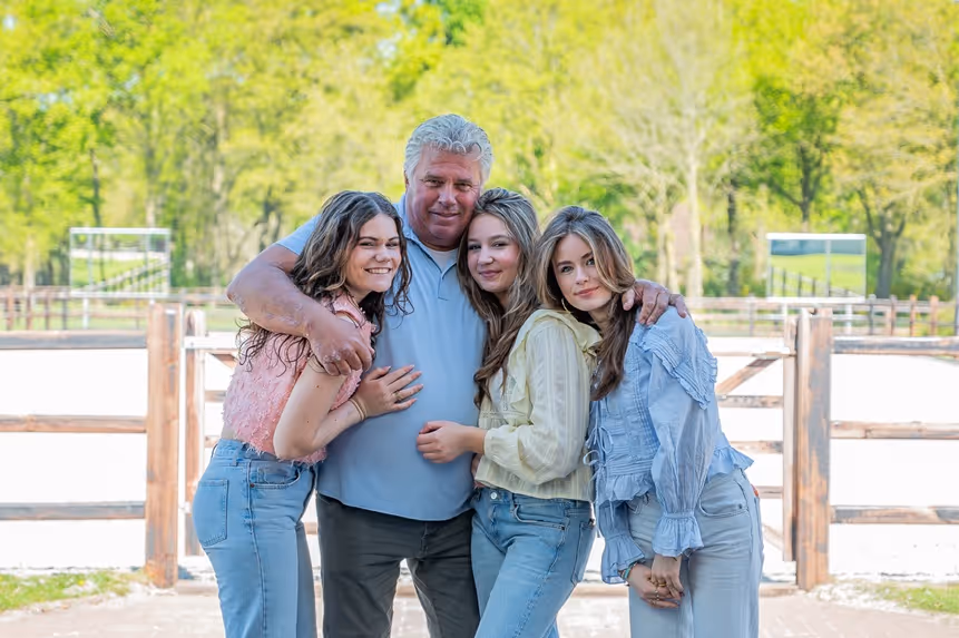 grootvader met kleinkinderen op erf