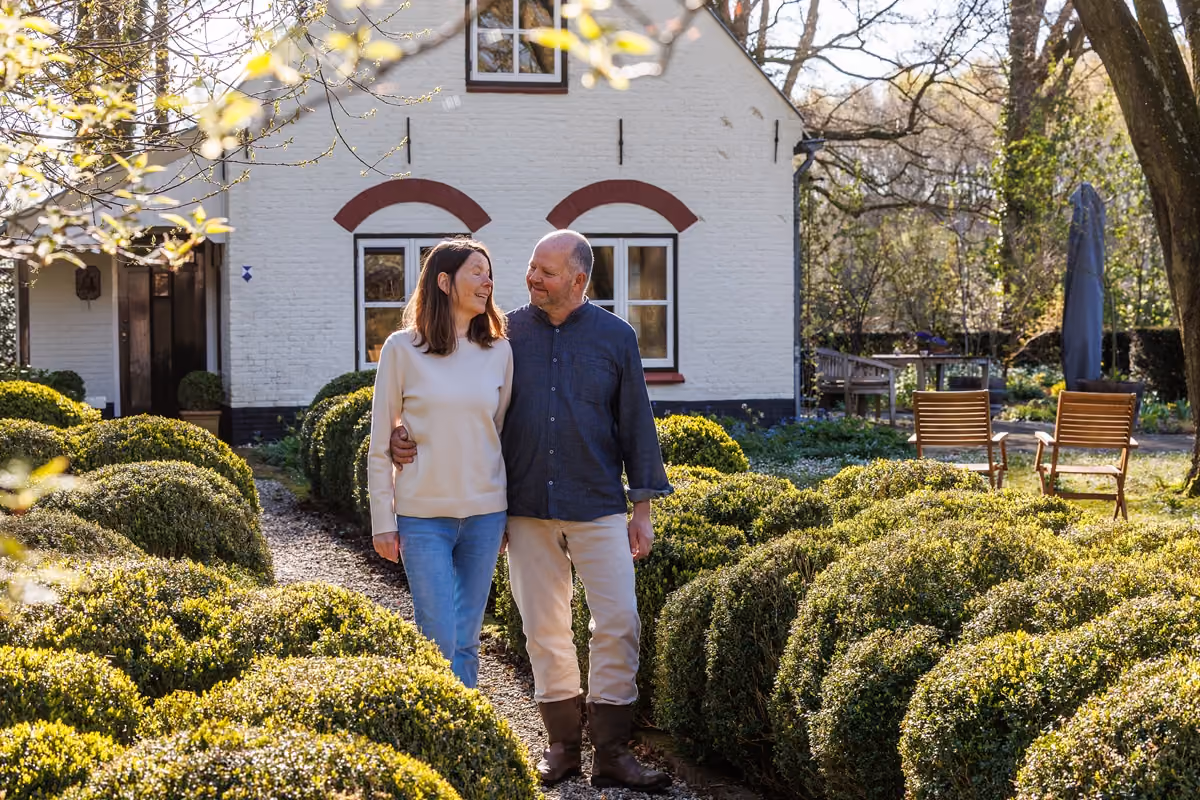 Het witte huisje met de wenkbrauwbogen