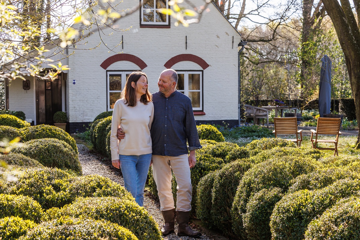 Het witte huisje met de wenkbrauwbogen