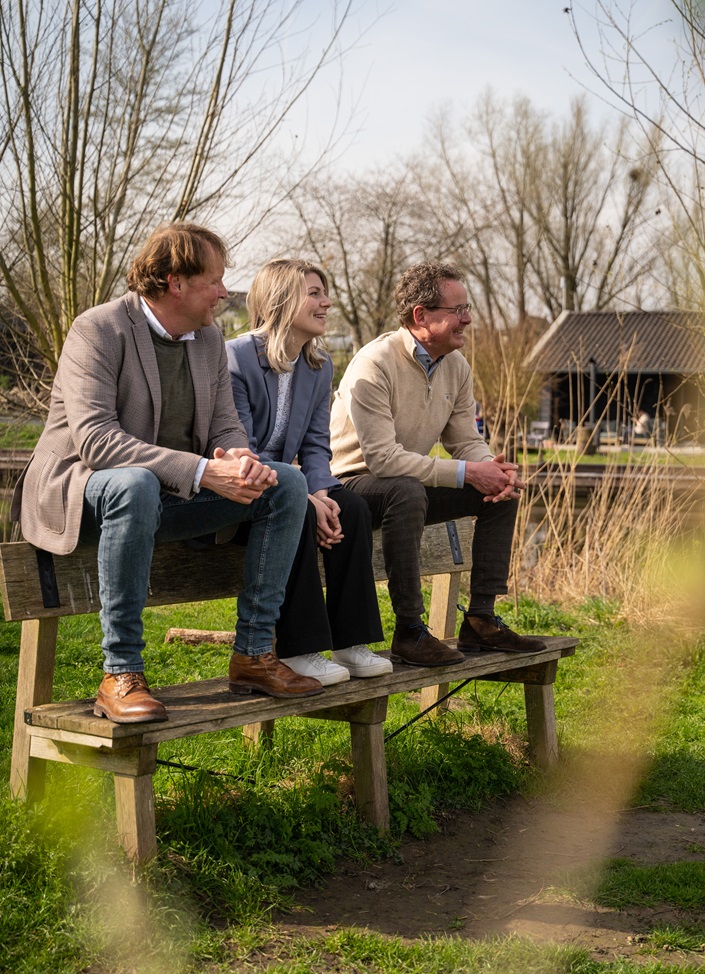 Wie tussen de Lek, Waal en Merwede rijdt, merkt het direct. Het landschap opent zich, dijken bepalen de richting en het water is overal aanwezig. Woningen liggen hier zelden in een straat zoals in stedelijke gebieden, maar staan op erven, langs dijken of tussen boomgaarden.