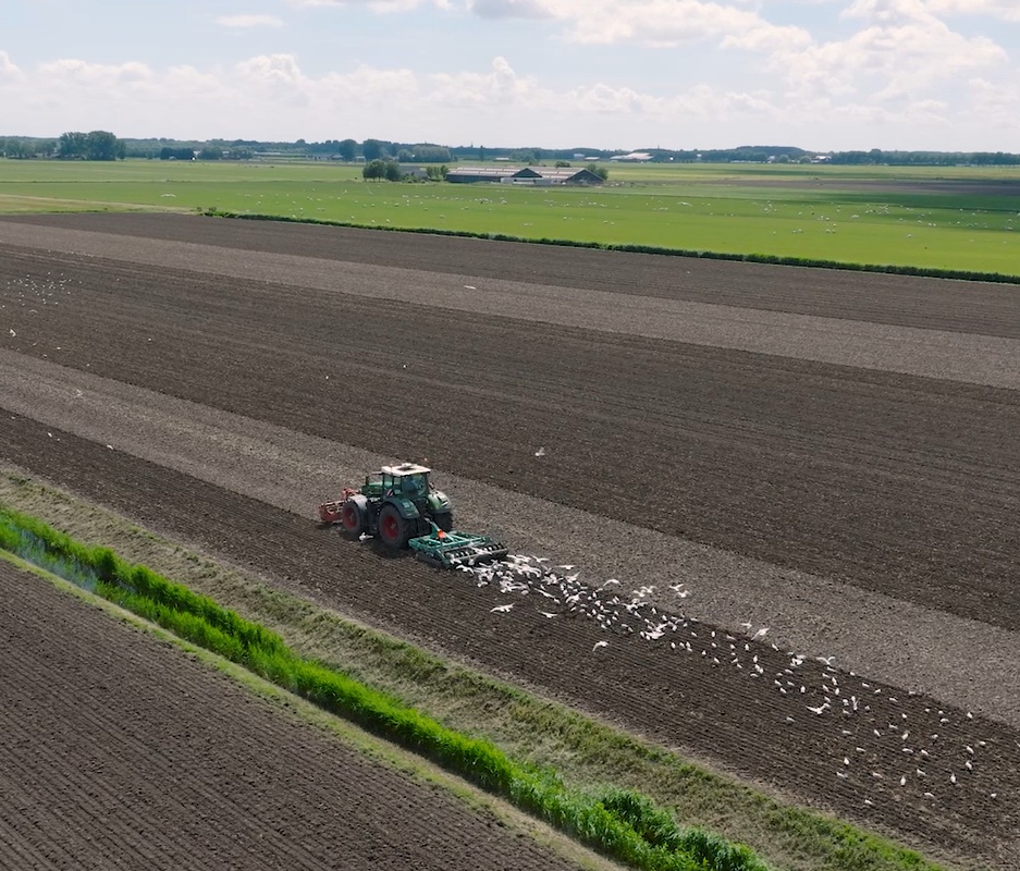 tractor aan het werk in noord holland