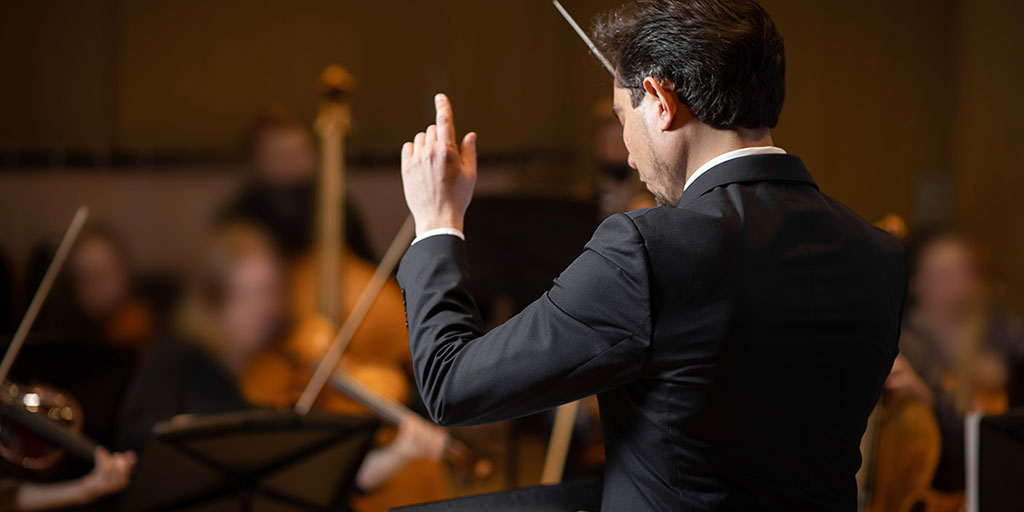 дирижер перед оркестром