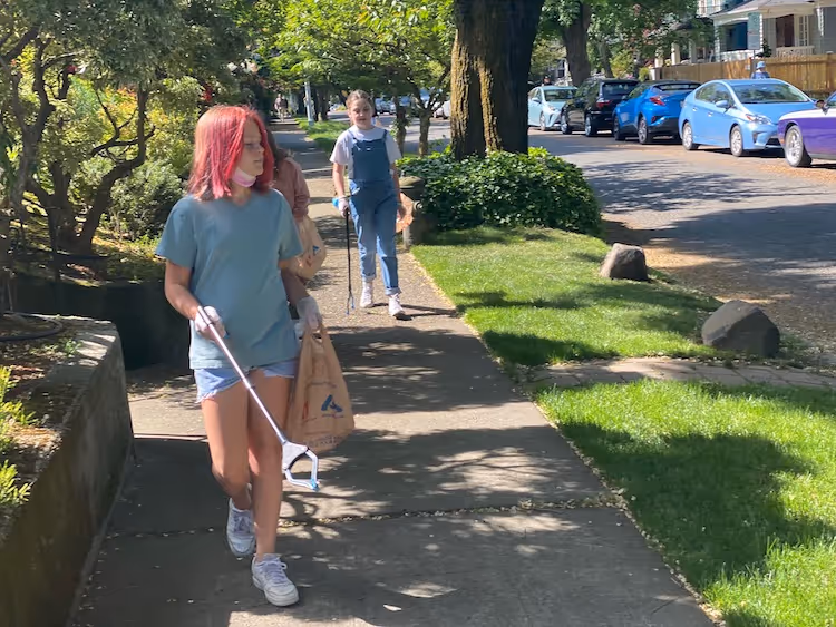 Teen picking up tracsh