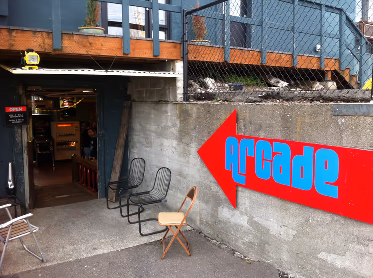 Arcade sign pointing inside 