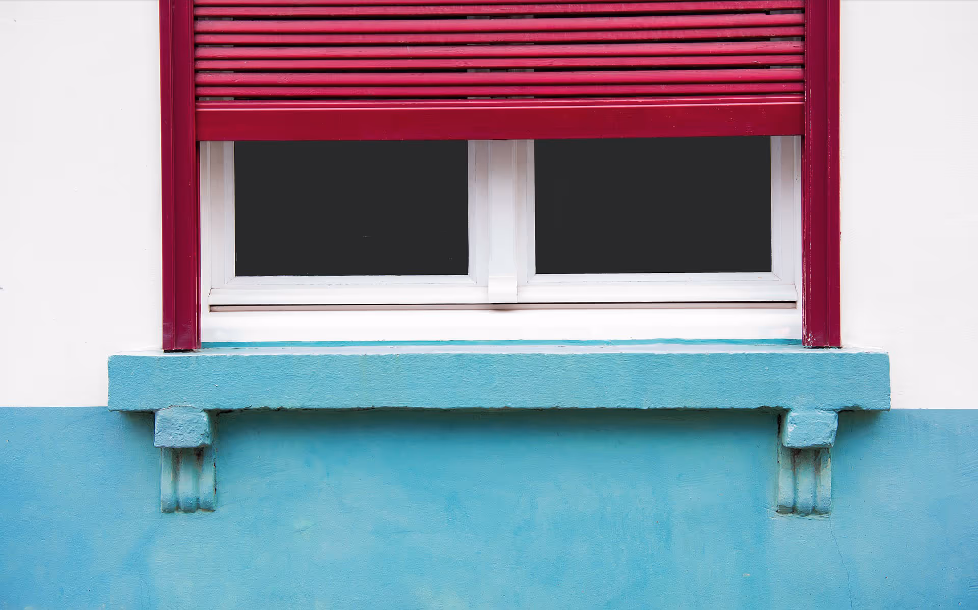 Červené venkovní hliníkové rolety na stěně