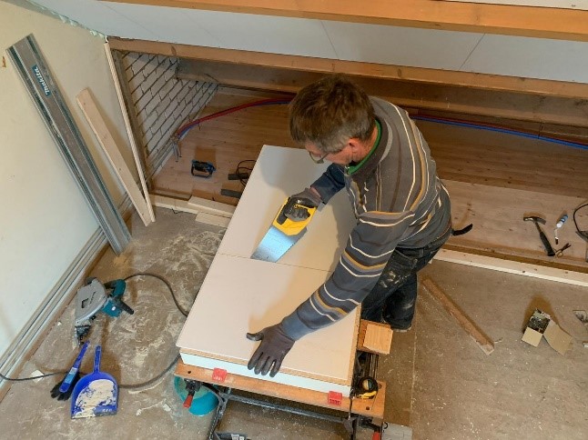 onderste cm’s met handzaag