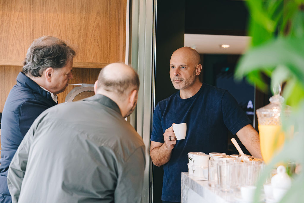 Convidados conversam no coffee break do evento