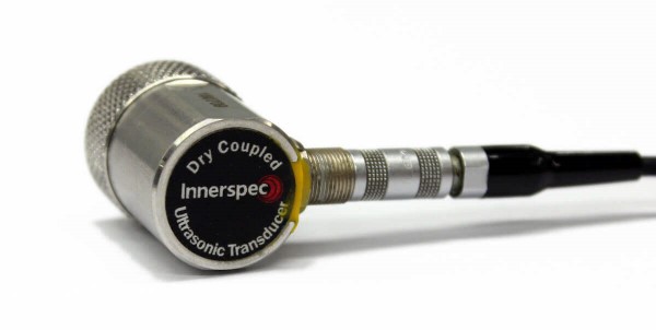 Dry-coupled broadand contact transducer used in ultrasonic testing