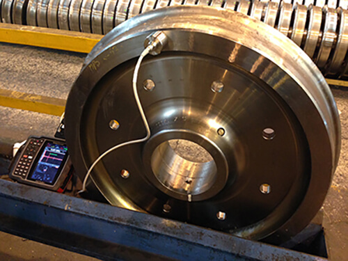 Innerspec POWERBOX H performing stress measurement on train wheel