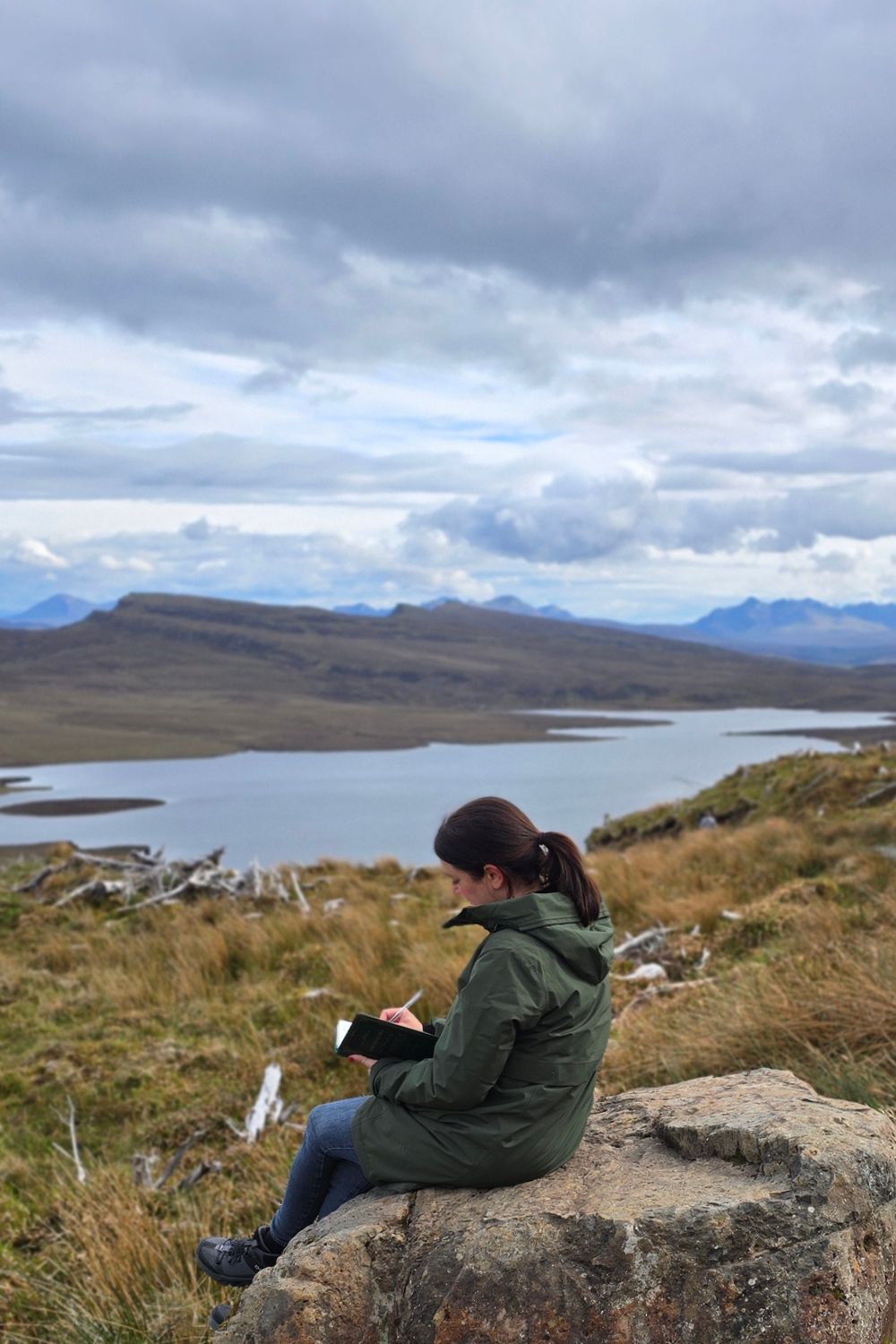 Johanna Kramer schreibt in ihr Journal in den schottischen Highlands.