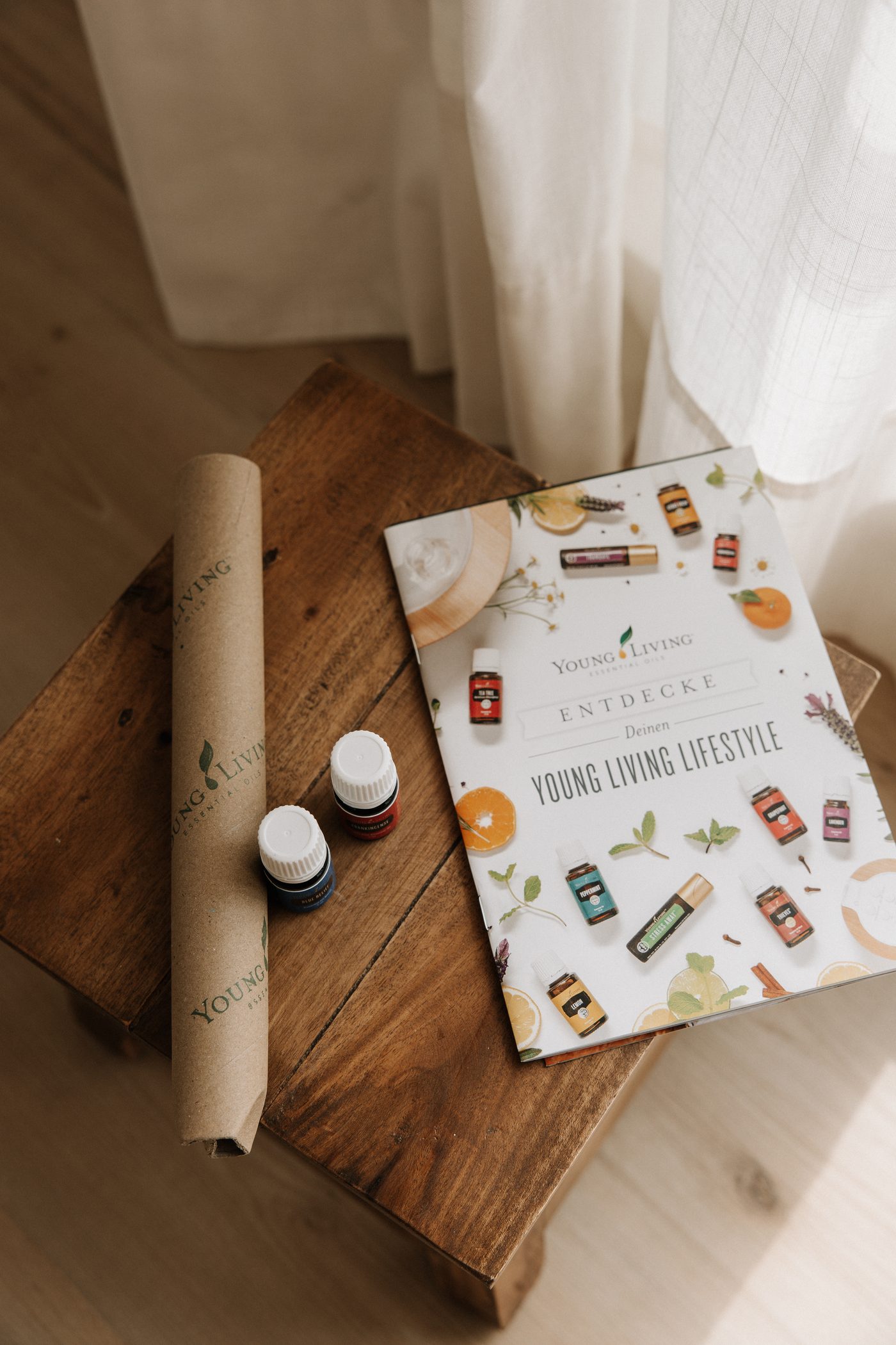 Ausgepacktes Young Living Paket mit Ölen und Broschüre