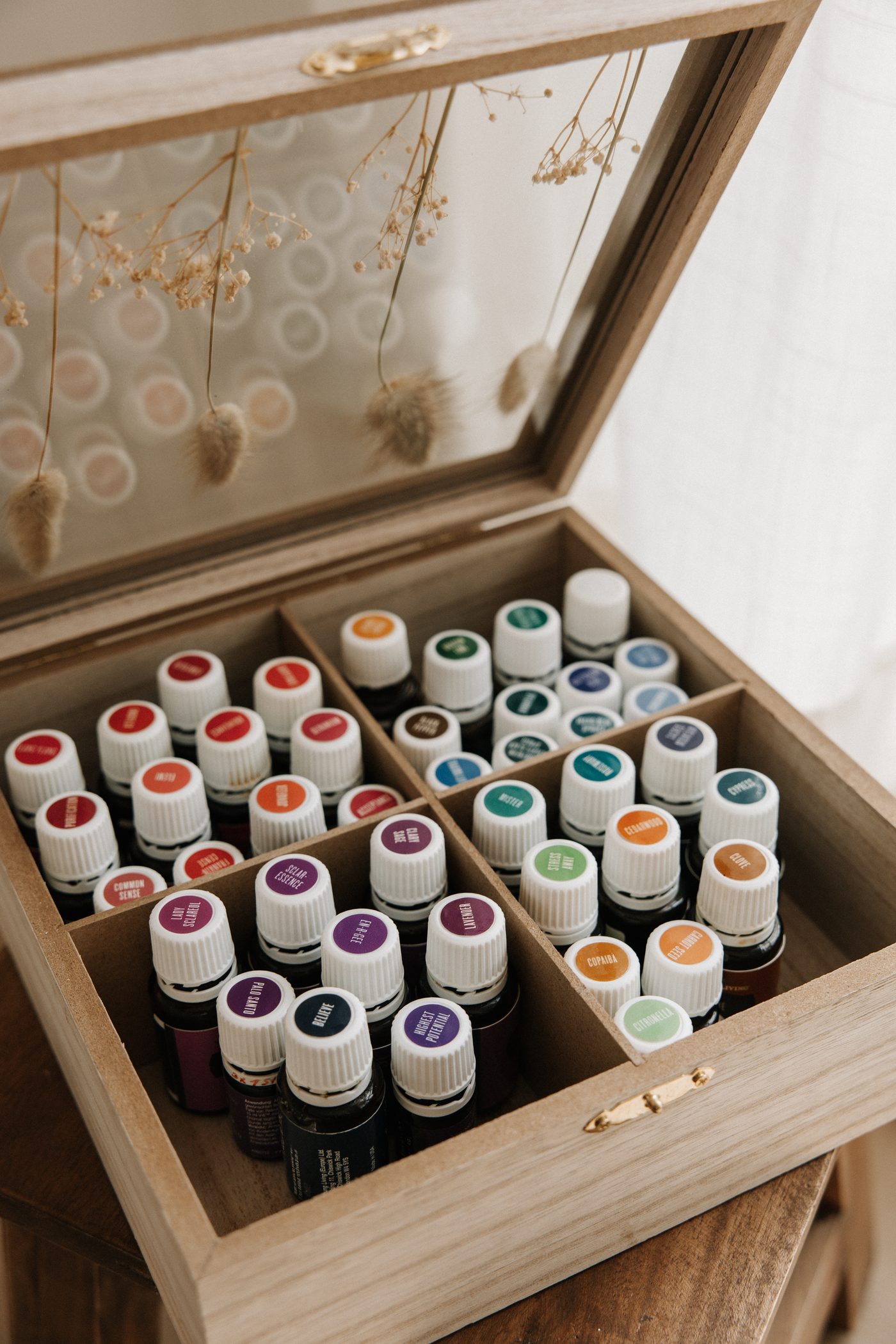 Holzkiste voller Young Living Öle
