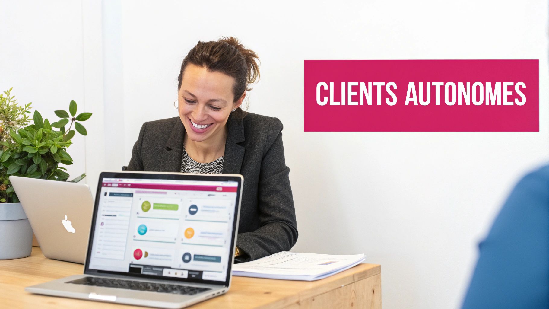 Femme souriante travaillant sur un ordinateur portable, avec le texte "CLIENTS AUTONOMES" sur fond rose.