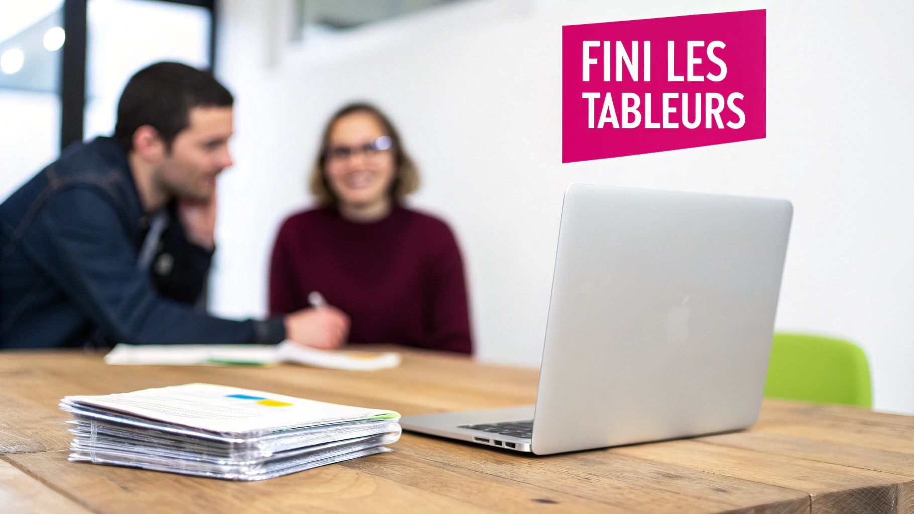 Deux personnes souriantes travaillent sur une table en bois, avec un ordinateur portable et des documents. Bannière: 'FINI LES TABLEURS'.