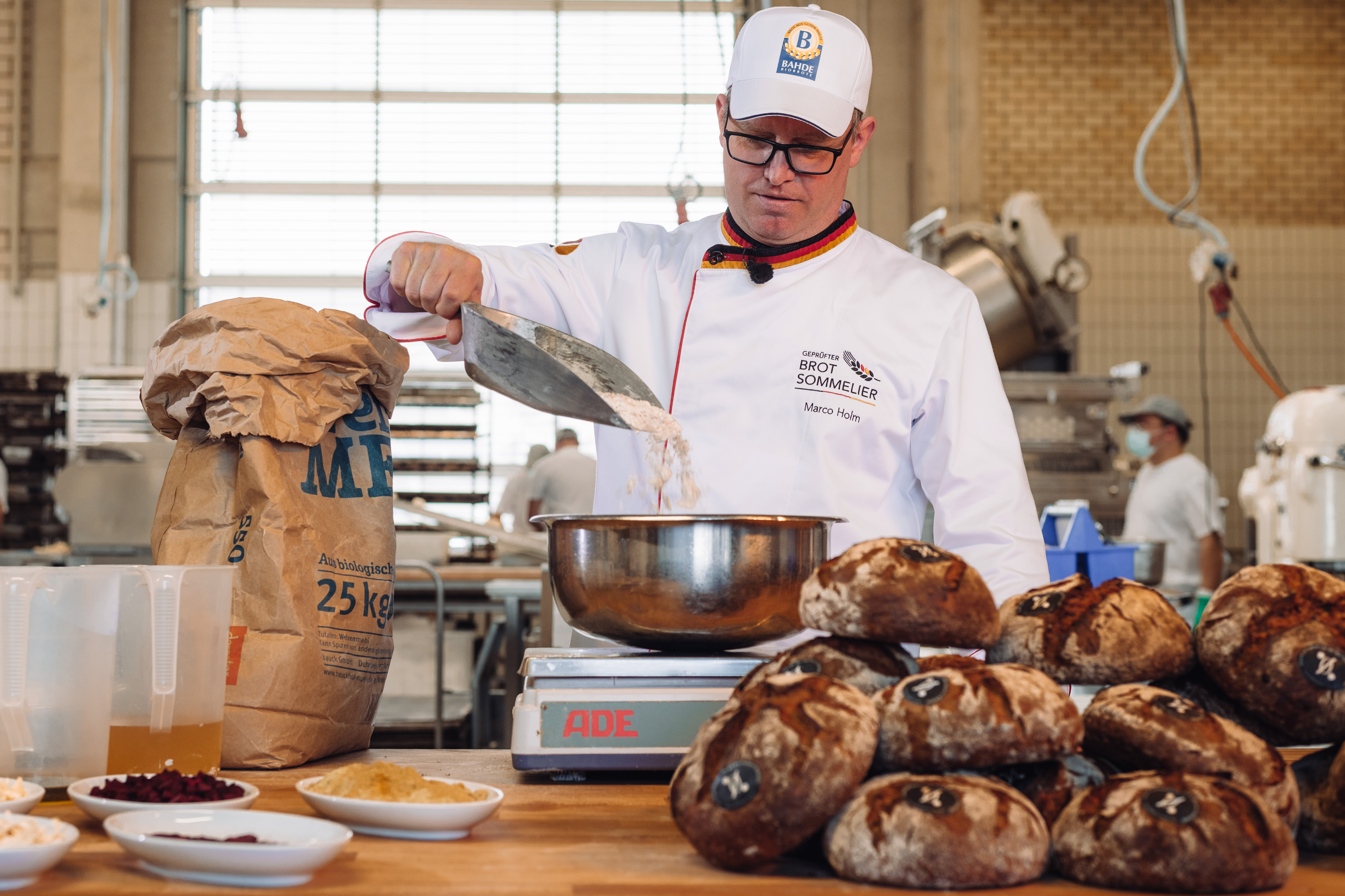 Brot-Sommelier und Bäckermeister Marco Holm beim Abwiegen der Zutaten für die NullProzent-Kruste.