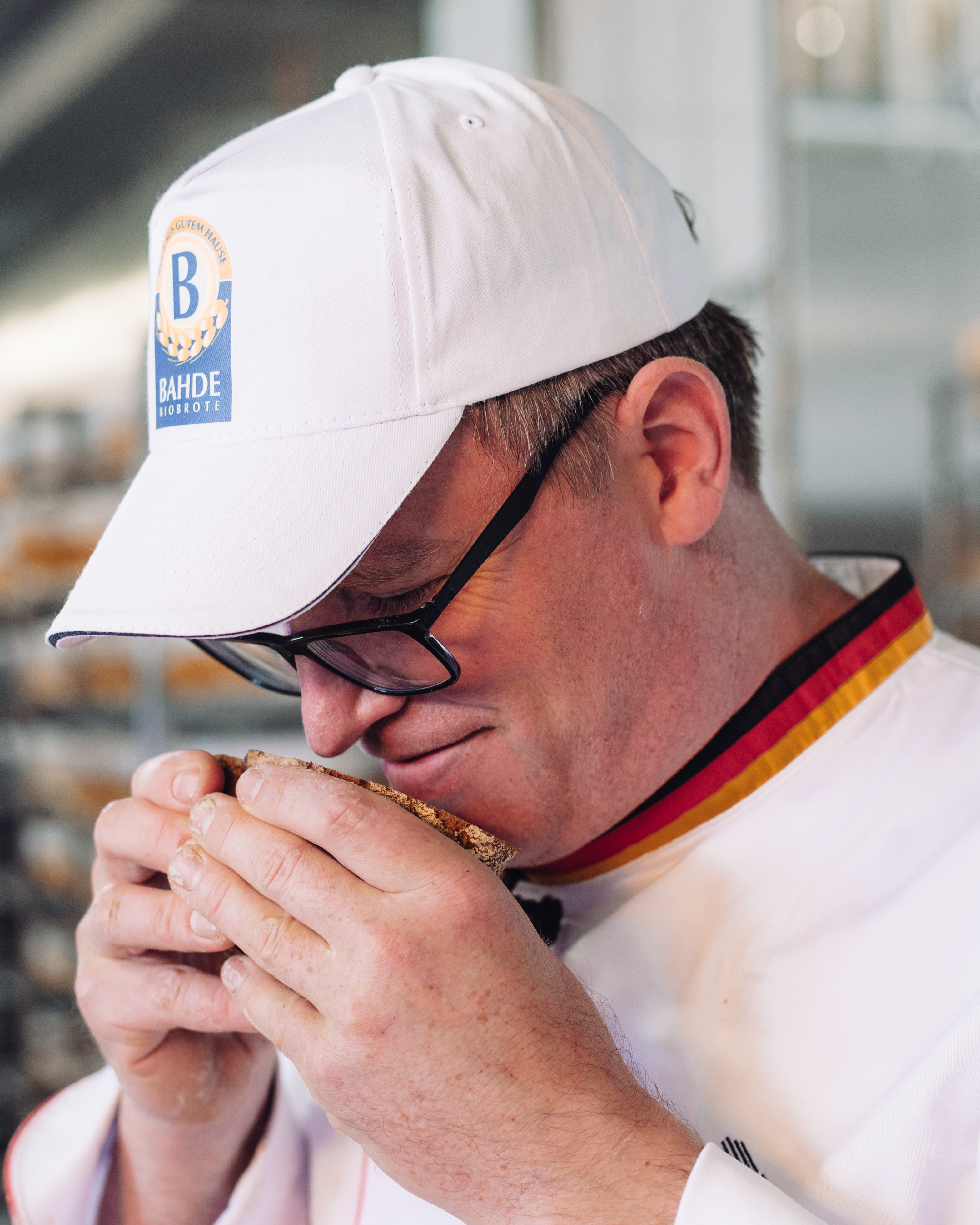 Brot-Sommelier und Bäckermeister Marco Holm riecht die NullProzent-Kruste und überprüft die Qualität.