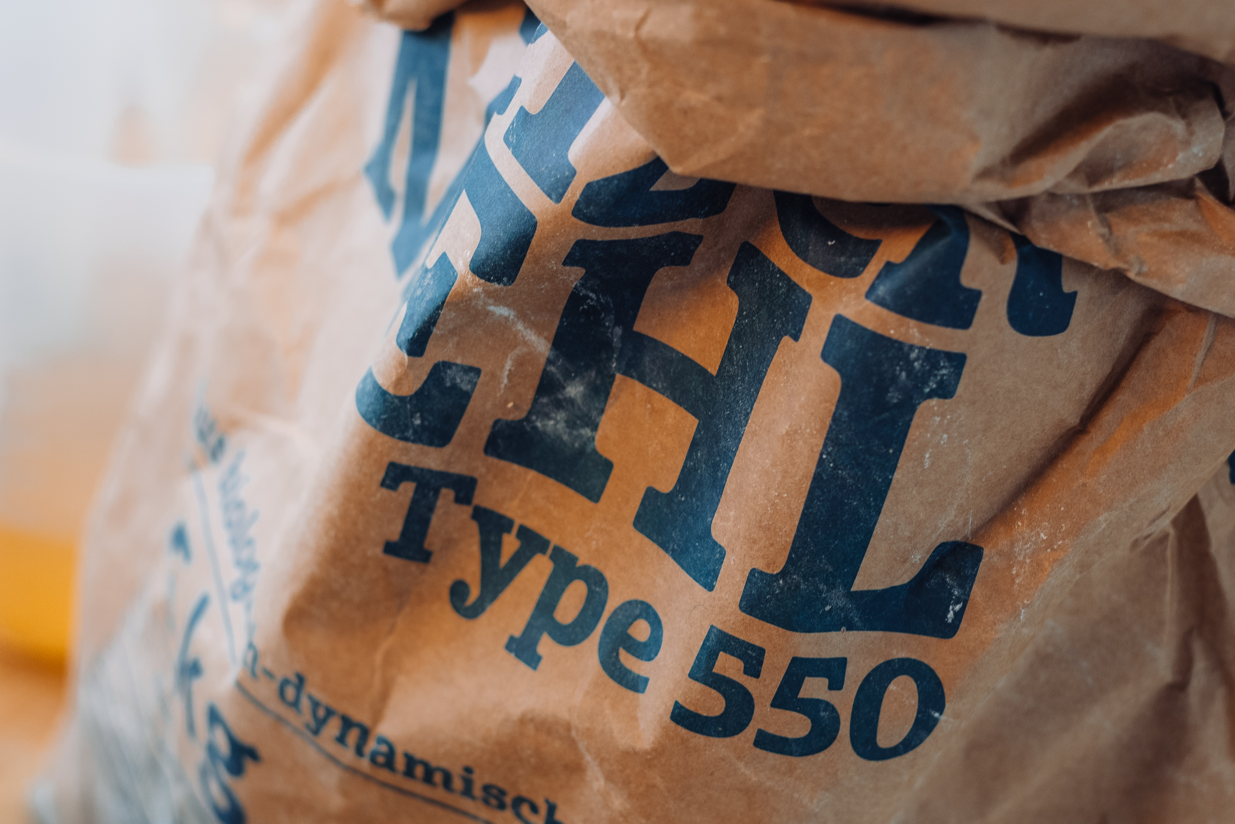 Ein Mehlsack der Bio-Bäckerei Bahde mit ökologischem Weizenmehl Type 550.