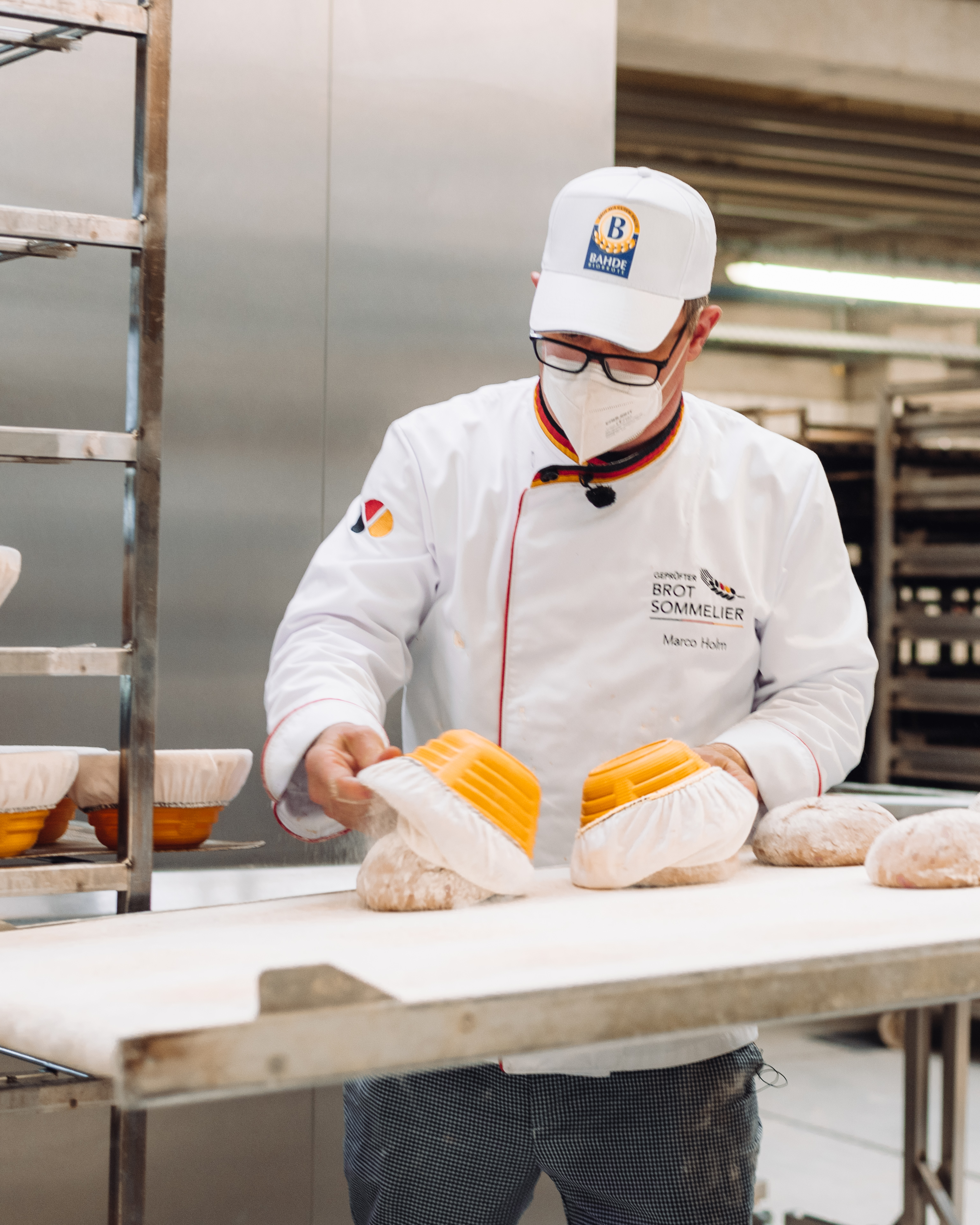 Brot-Sommelier und Bäckermeister Marco Holm beim Abkippen der NullProzent-Kruste auf den Abziehwagen.