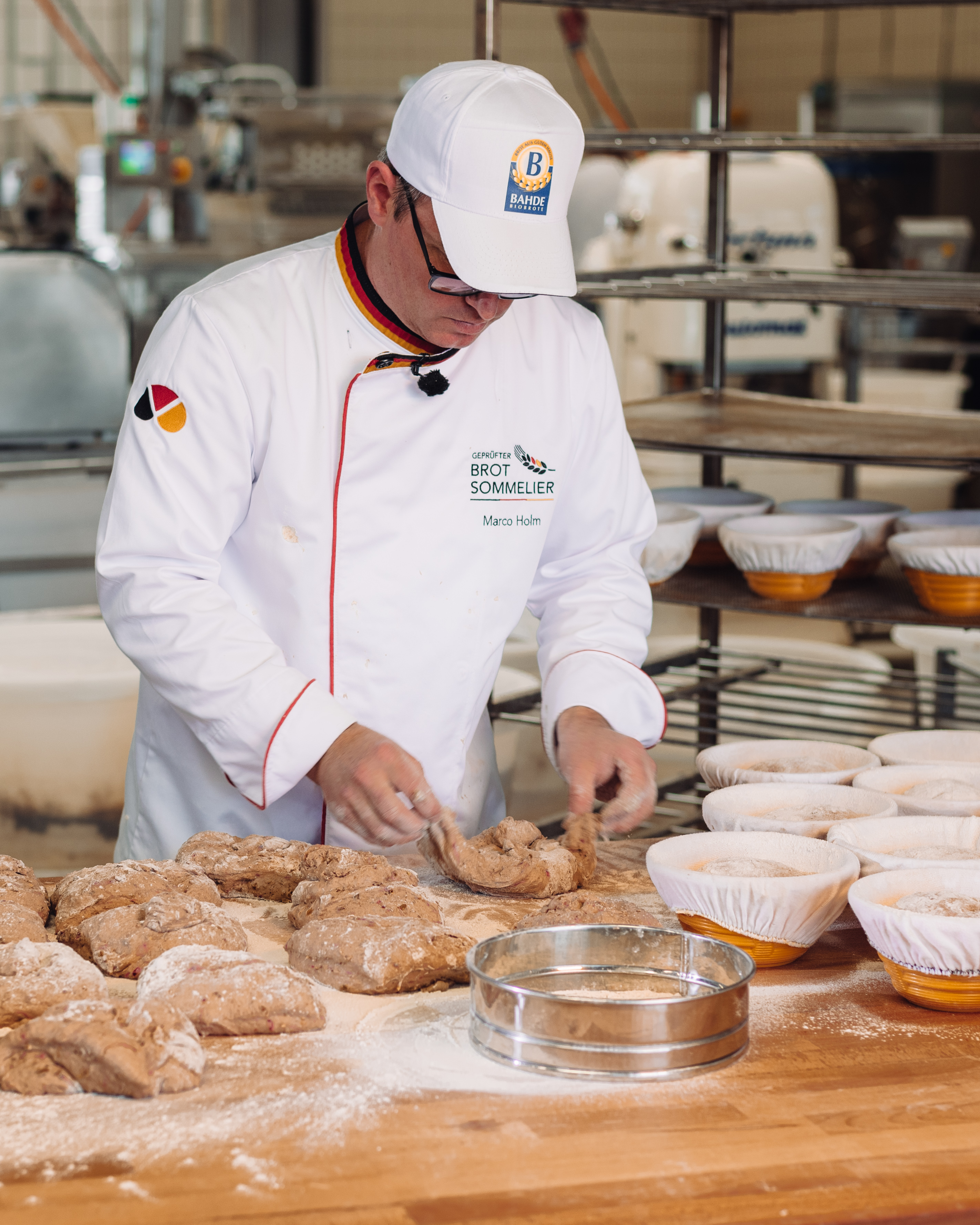 Brot-Sommelier und Bäckermeister Marco Holm beim Kneten der NullProzent-Kruste.