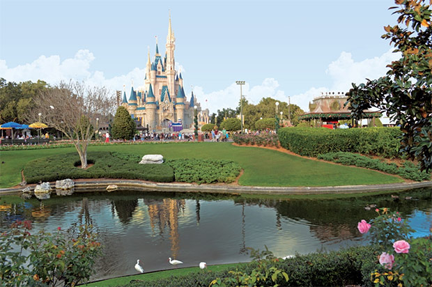 Lago ao lado do Castelo do parque Magic Kingdom