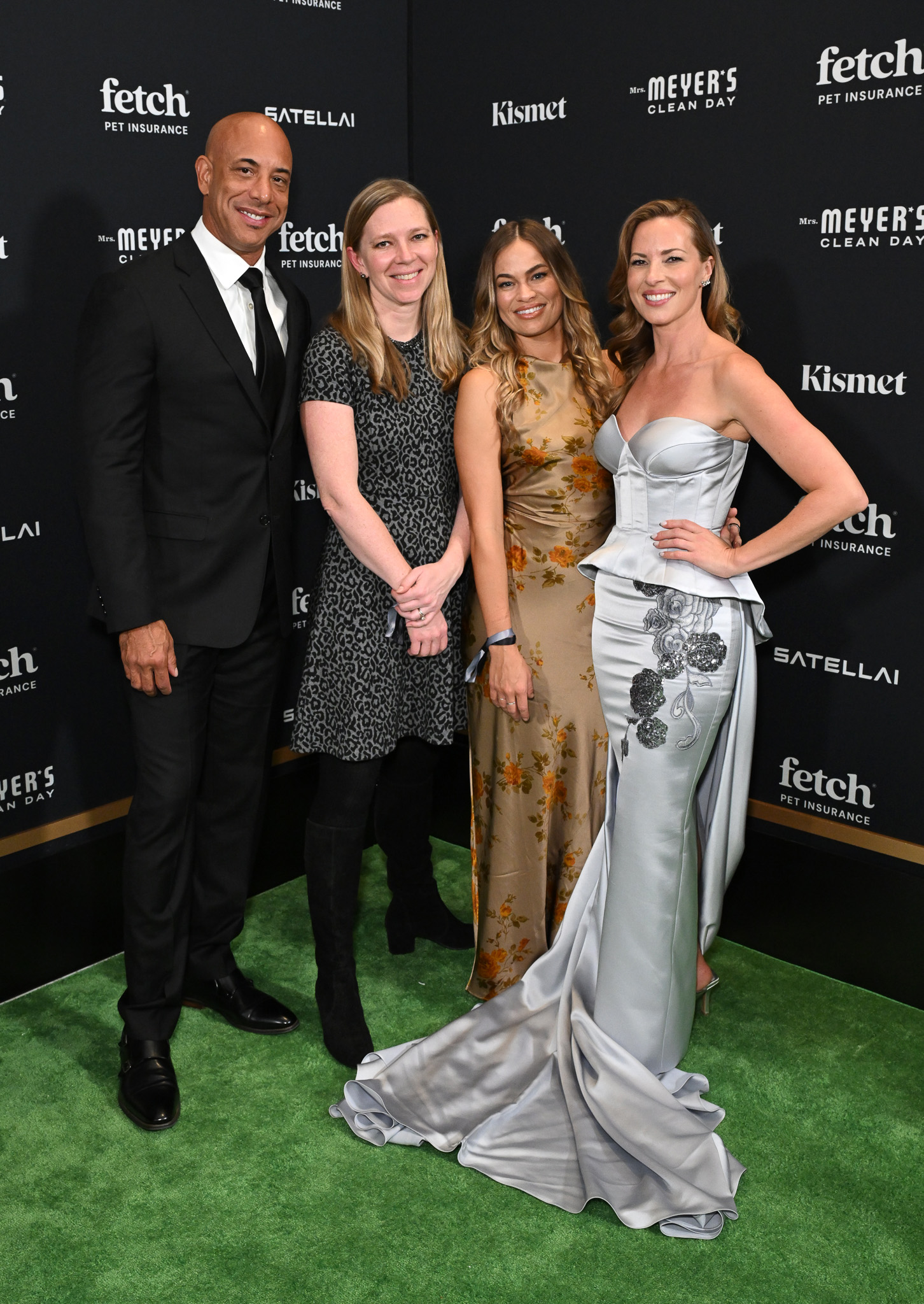 Project Street Vet founder Kwane Stewart and volunteers pose with Hilary Palotay, Director of Corporate Responsibility at Fetch Pet Insurance.