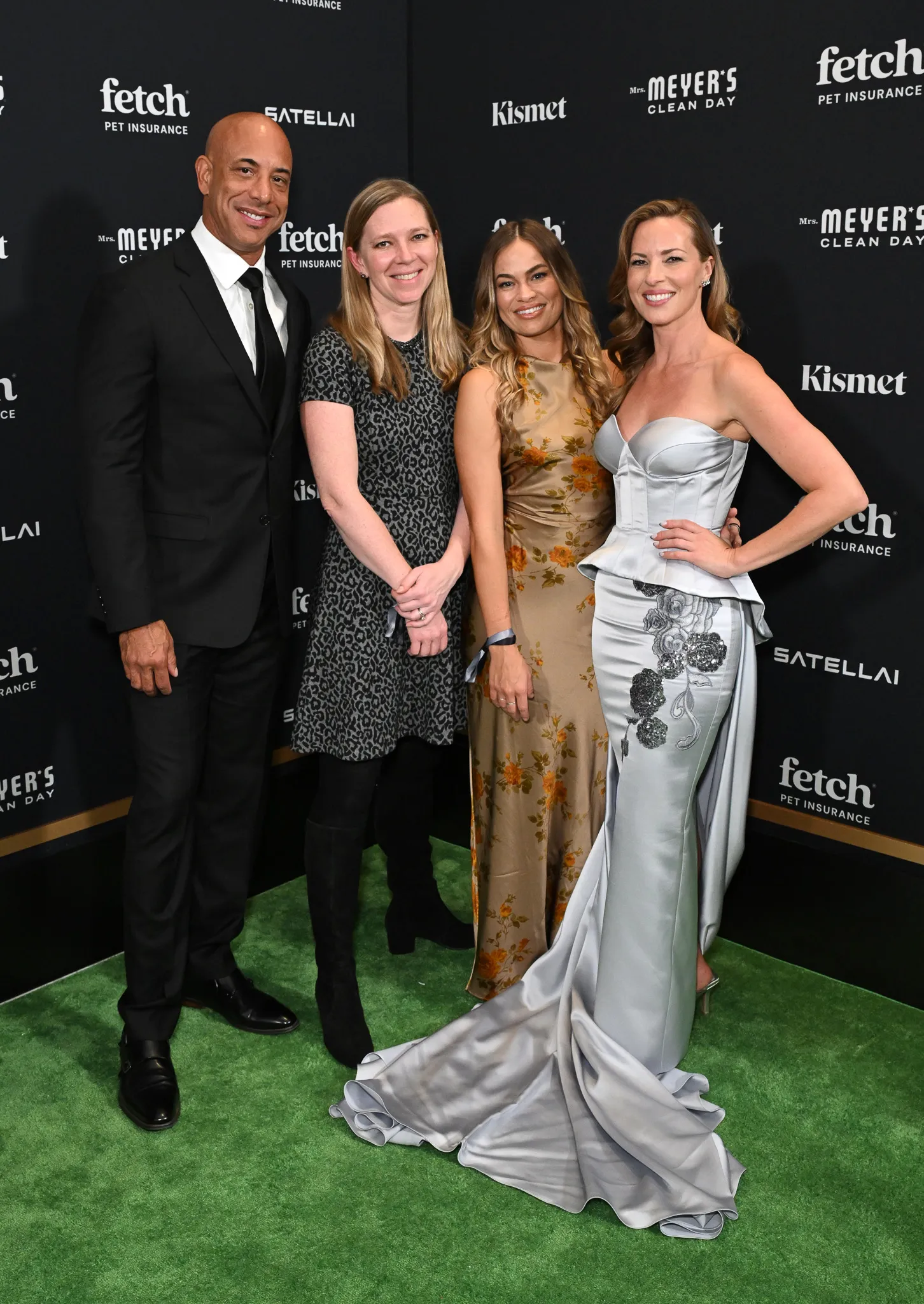 Project Street Vet founder Kwane Stewart and volunteers pose with Hilary Palotay, Director of Corporate Responsibility at Fetch Pet Insurance.