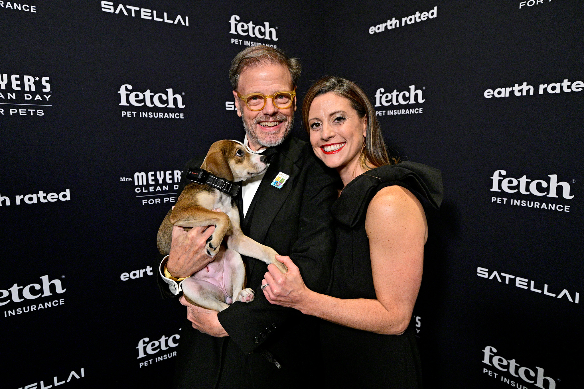 Sarah Cardillo and Scott Stevens on the green carpet with a pup from North Shore Animal League wearing a SATELLAI Go Collar at the 2026 Fetch Pet Gala.