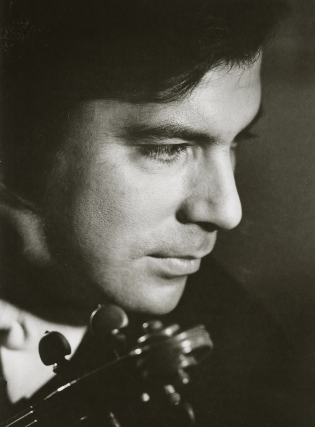 Elmar Oliveira with his violin. Photo: Henry Grossman.