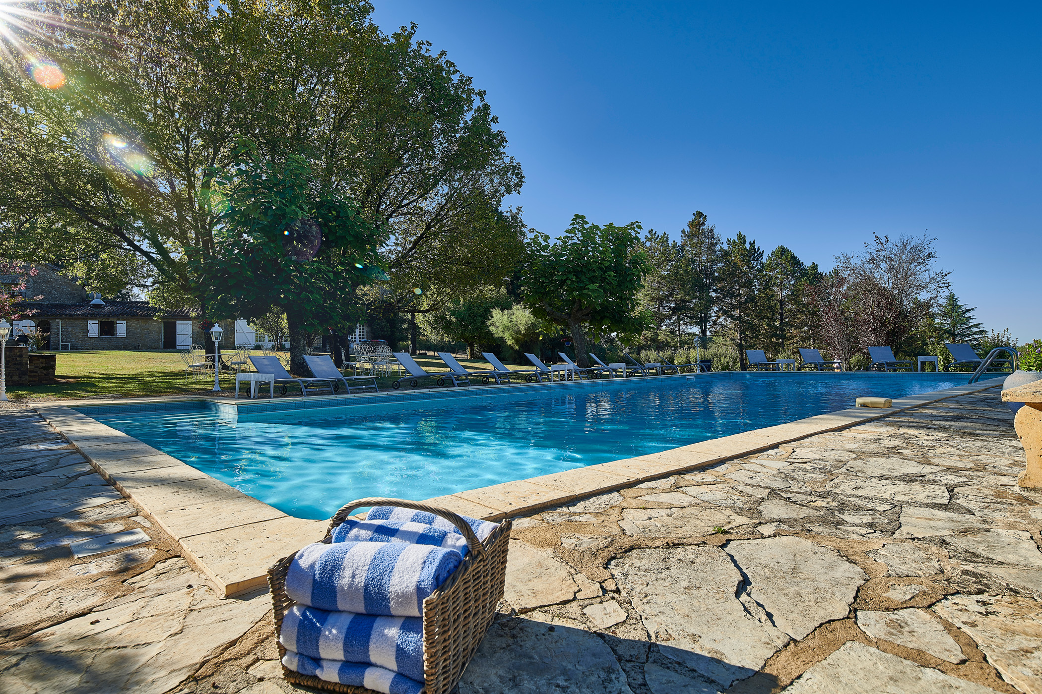 Piscine extérieure et transats au soleil