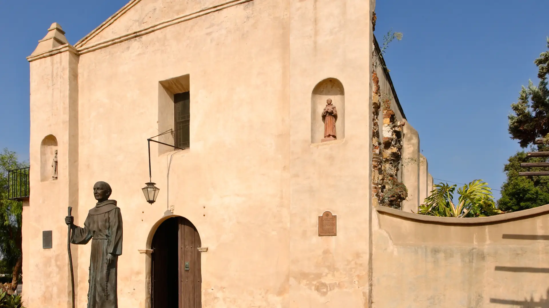 Damaged vehicle on roadside in Glendora prompting need for personal injury attorney