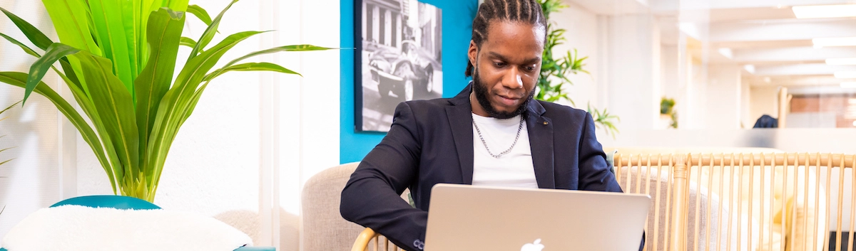 Apprenante en classe virtuelle