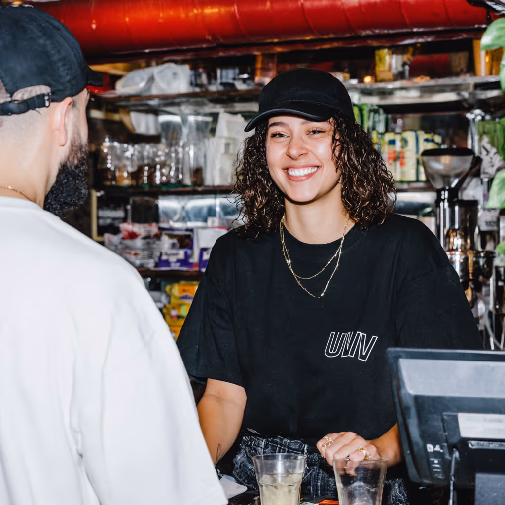 Person som jobbar i cafe får sin lön utbetald av shoutly