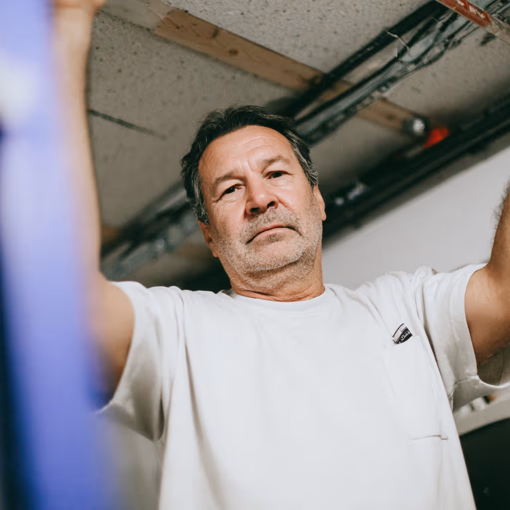 Person som jobbar som installatör giggar via Shoutly