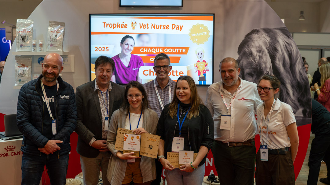 Charlotte et Valérie respectivement lauréates 2025 du Trophée Vet Nurse Day et du Trophée des ASV, accompagnées par les Grands Partenaires - respectivement Agria, Supveto, Coveto et Royal Canin - et Marie Tanguy, co-fondatrice de Dr Patounes 
