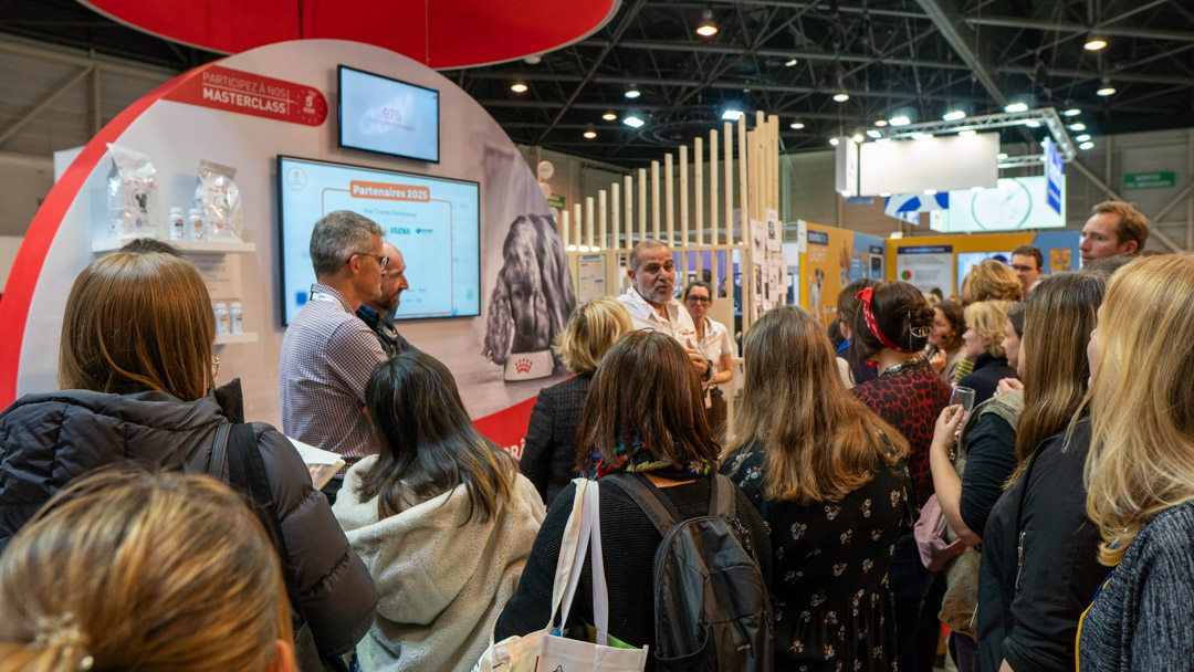 Laurent Houssais prenant la parole sur le stand Royal Canin, Grand Partenaire de l'évènement