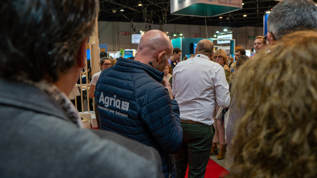 Julien Begue, représentant Agria, Grand Partenaire de l'évènement, s'apprêtant à prendre la parole lors de la cérémonie du Trophée Vet Nurse Day 2025