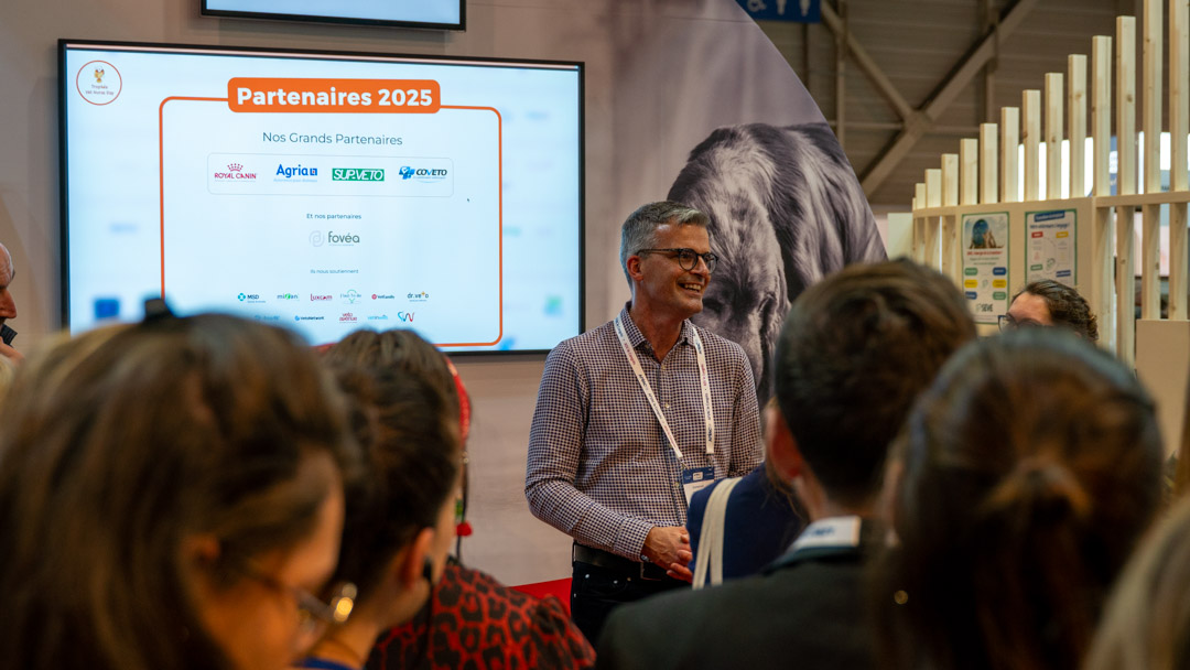 Emmanuel Thebaud, représentant Coveto, Grand Partenaire de l'évènement, lors de sa prise de parole lors de la cérémonie du Trophée Vet Nurse Day 2025